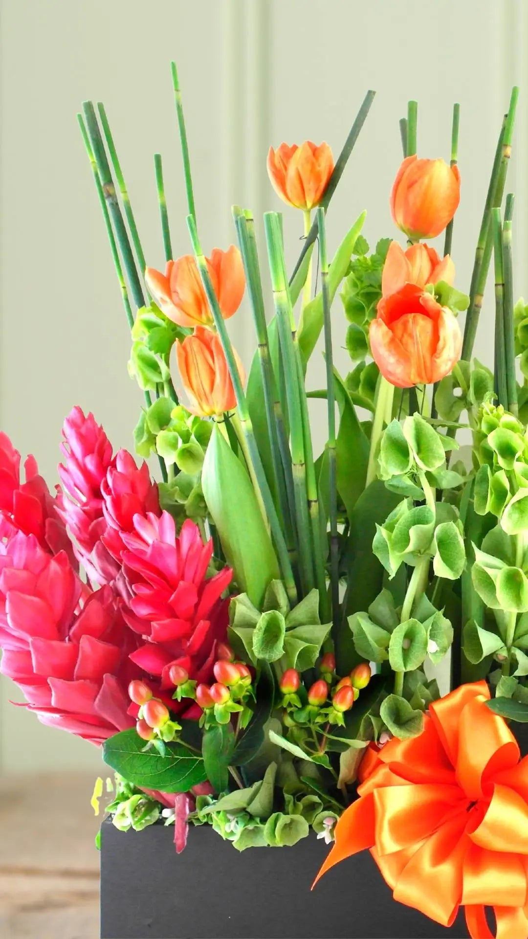 Arreglo Tulipanes Naranjas y Heliconias · foto 1