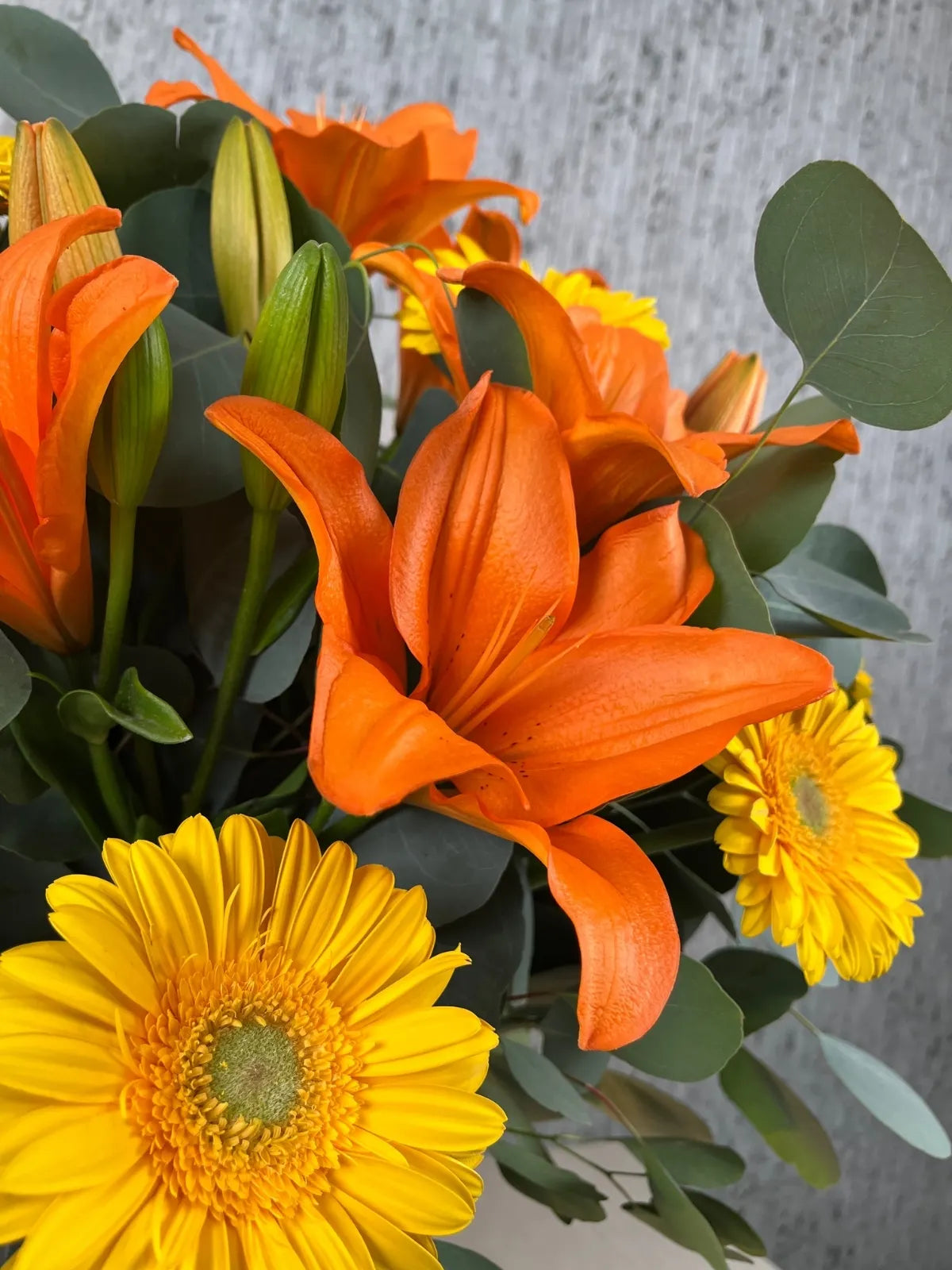 Arreglo Gerberas Amarillas y Lilies Naranja · foto 4