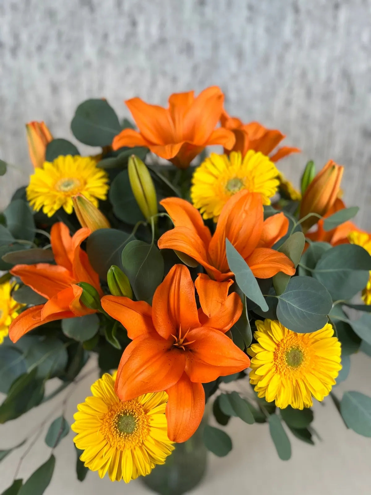 Arreglo Gerberas Amarillas y Lilies Naranja · foto 3