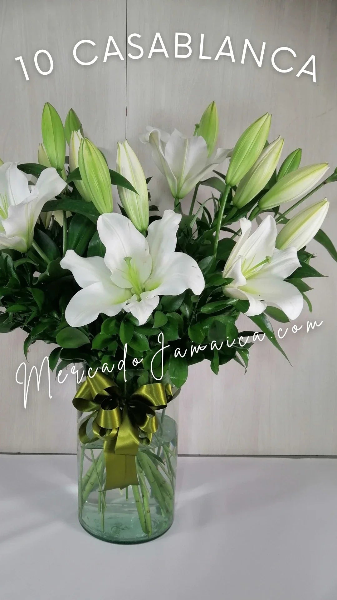 Arreglo 10 Lilies Casa Blanca en Cilindro · foto 1