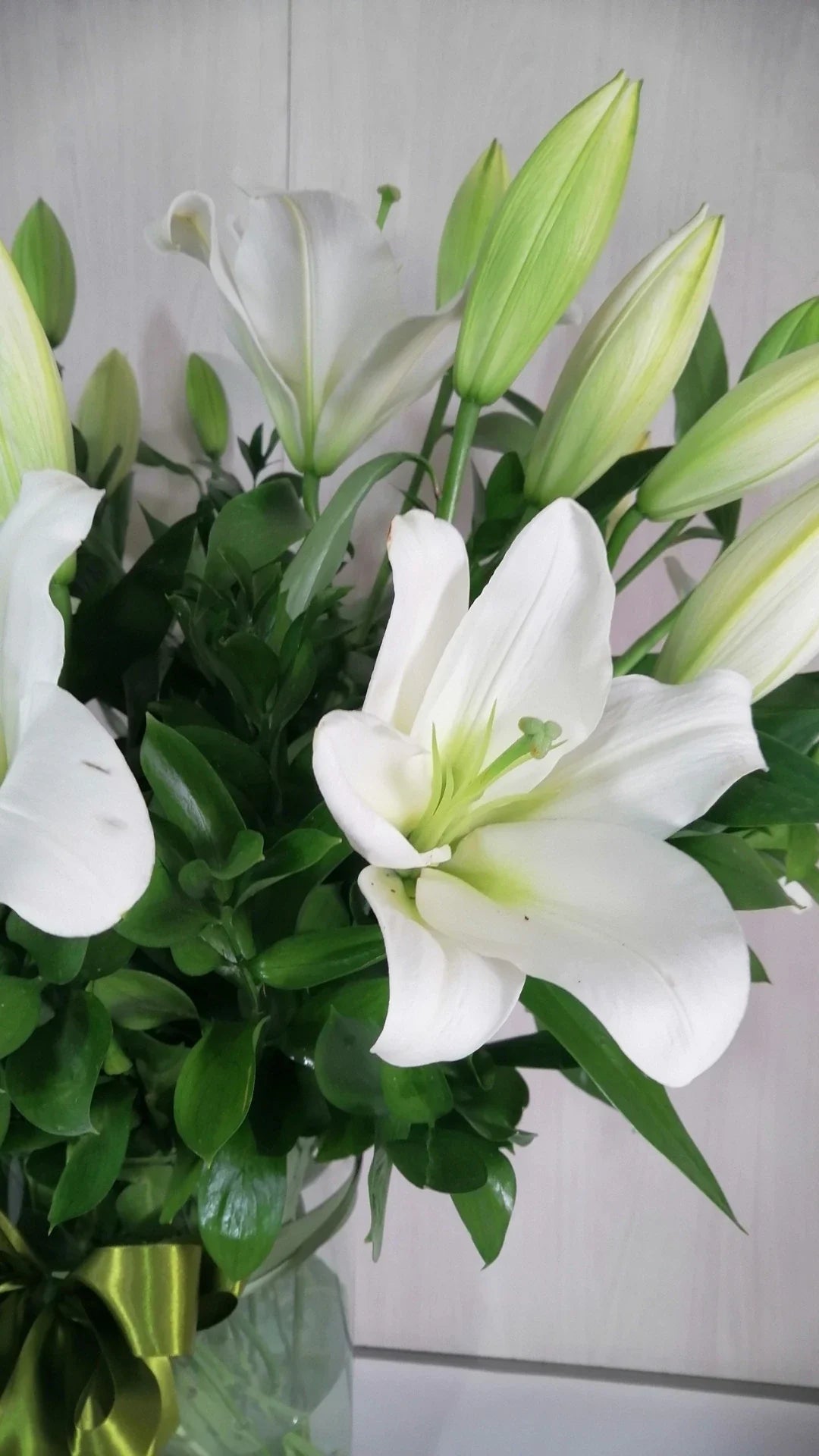 Arreglo 10 Lilies Casa Blanca en Cilindro · foto 2