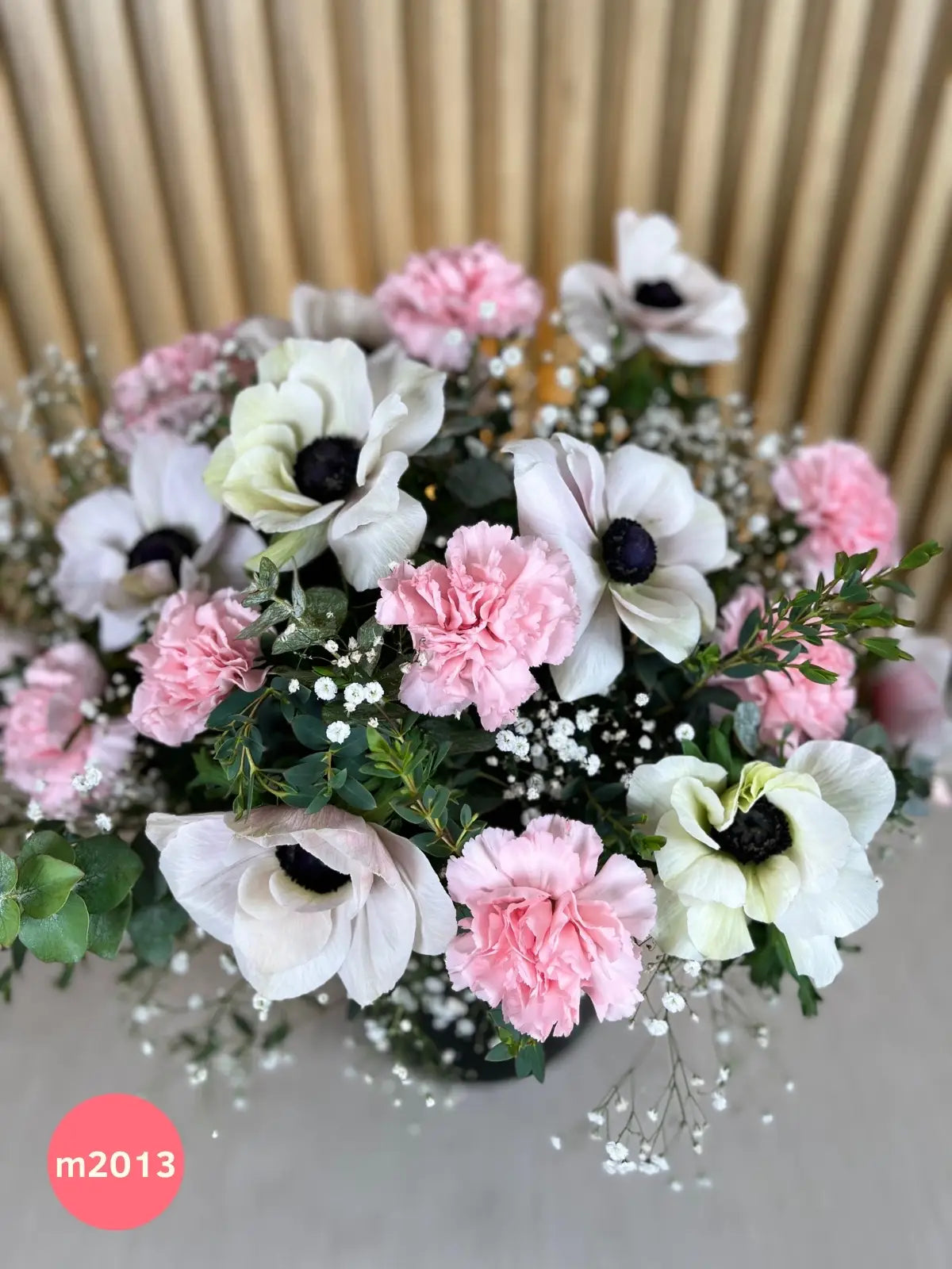 Anémonas rosa y claveles en florero · foto 2
