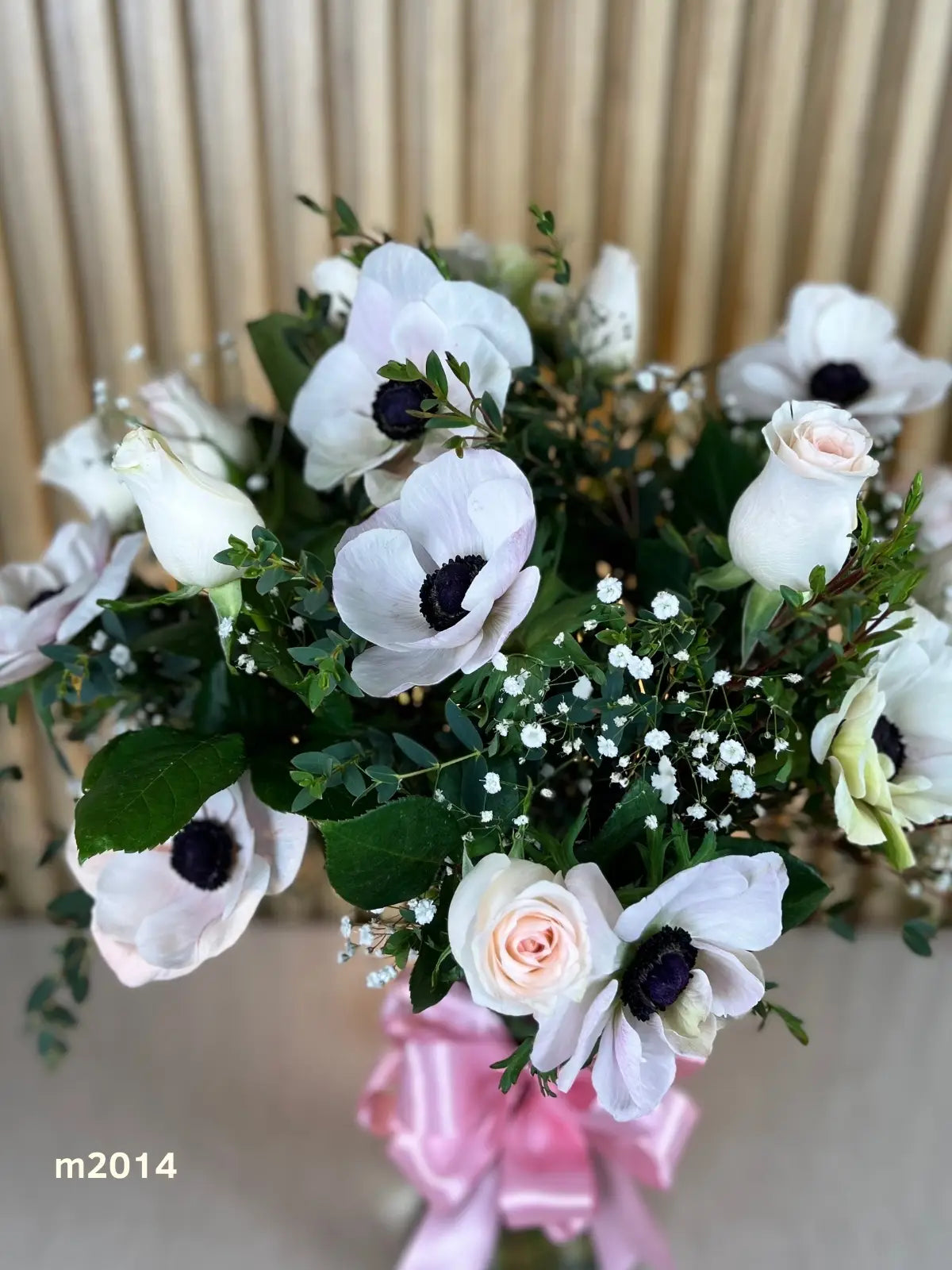 Anémonas y 12 Rosas Rosa Claro en Florero · foto 2