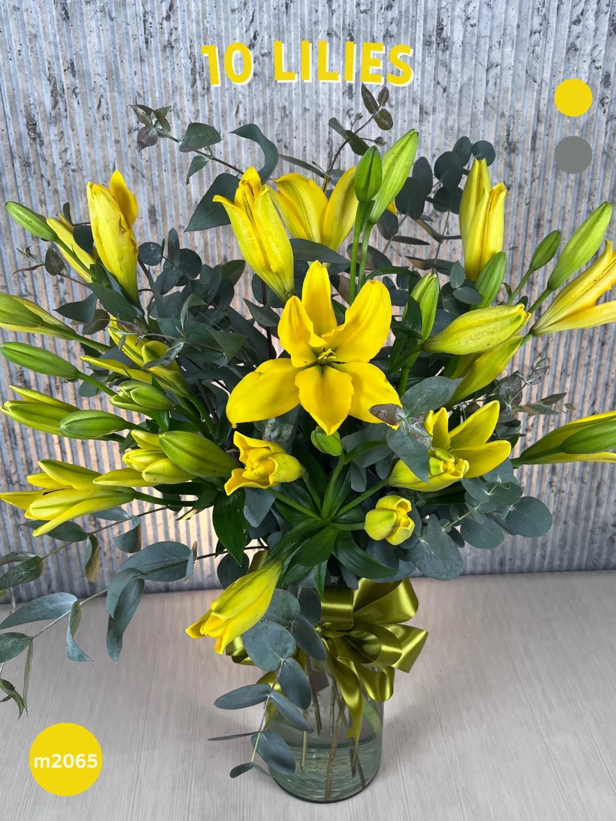 10 Lilies Amarillos en Cilindro de Vidrio · foto 3