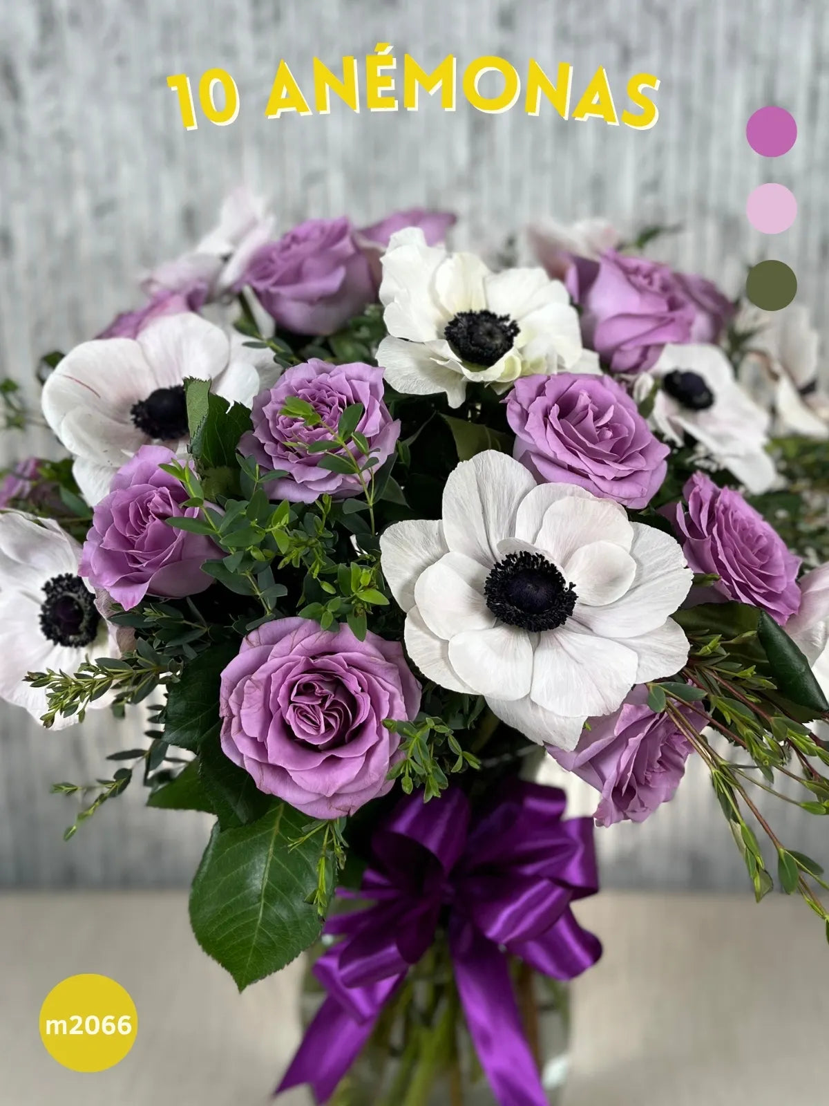 Arreglo Anémonas y Rosas Lila en Florero Regis · foto 2