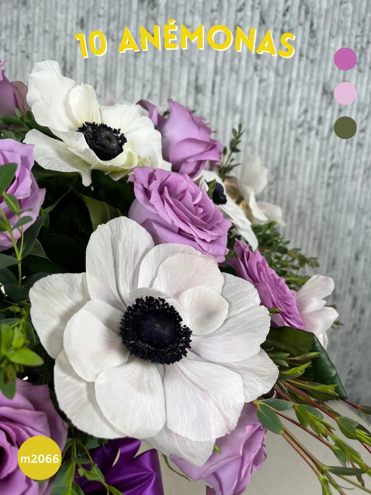 Arreglo Anémonas y Rosas Lila en Florero Regis · foto 3